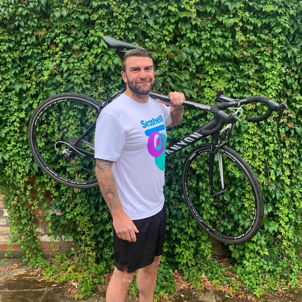 Drew Mitchell is hoping to beat the record for the fastest man carrying a bike in the London Marathon (Drew Mitchell/PA) (PA Media)