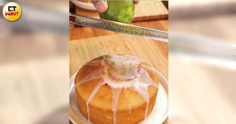 「彌勒果園」提供人氣DIY「老奶奶檸檬糖霜蛋糕」體驗（7吋500元／人）。（圖／施岳呈攝影）
