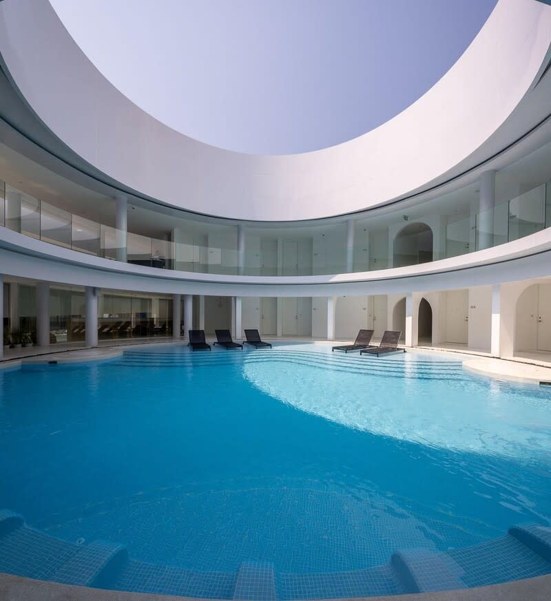 最大特色就是位於飯店中央的露天游泳池，圓形採光天井搭配純白色調