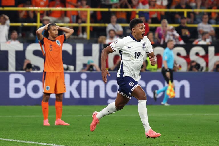 Ollie Watkins festeja el gol que metió a Inglaterra a la final de la Eurocopa