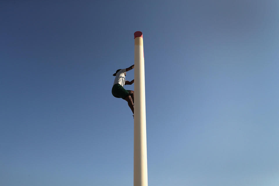 <p>A U.S. Border Patrol trainee climbs an obstacle course ladder at the U.S. Border Patrol Academy on August 3, 2017 in Artesia,N.M. (Photo: John Moore/Getty Images) </p>