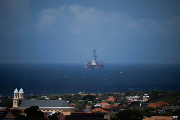 Une plateforme pétrolière au large de Willemstad, à Curaçao, dans les Caraïbes néerlandaises, le 13 mars 2024 (Federico PARRA)