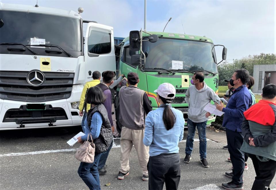 行政執行署台南分署拍賣傾倒廢棄物犯罪工具14輛大型車，競拍民眾到場看車況。（台南分署提供）