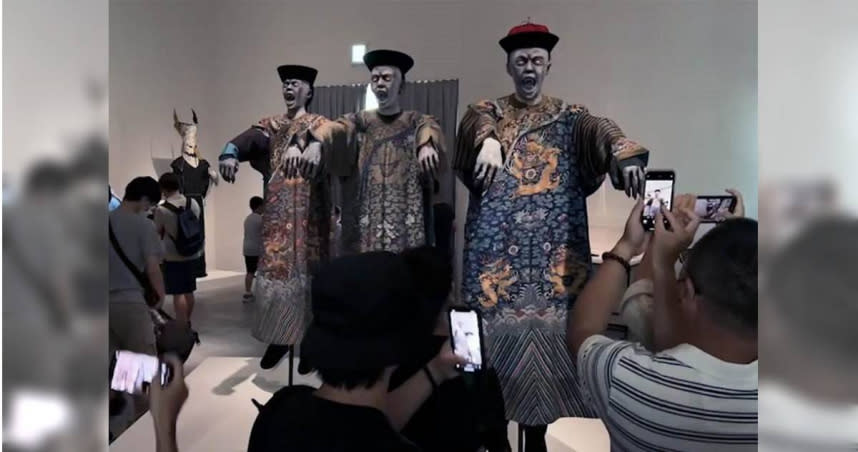 台南美術館2館《亞洲的地獄與幽魂》特展首日開展人潮爆棚。（圖／中國時報記者洪榮志攝）