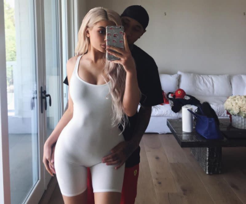 Von wegen Liebestöter: Kylie Jenner macht vor, dass Shapewear auch verdammt heiß aussehen kann. Die Figurformer gehören spätestens jetzt in jeden Kleiderschrank, denn sie zaubern nicht nur traumhafte Kurven, sondern halten ihre Trägerin auch schön warm. (Bild: Instagram/kyliejenner)