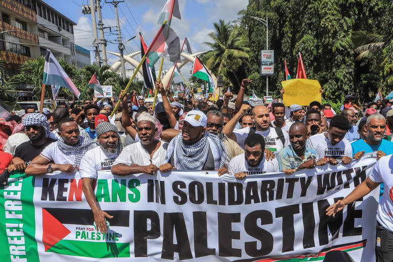 Miembros de la comunidad musulmana en Kenia protestas en solidaridad con los palestinos. La guerra en Medio Oriente tiene repercusiones en el resto del mundo