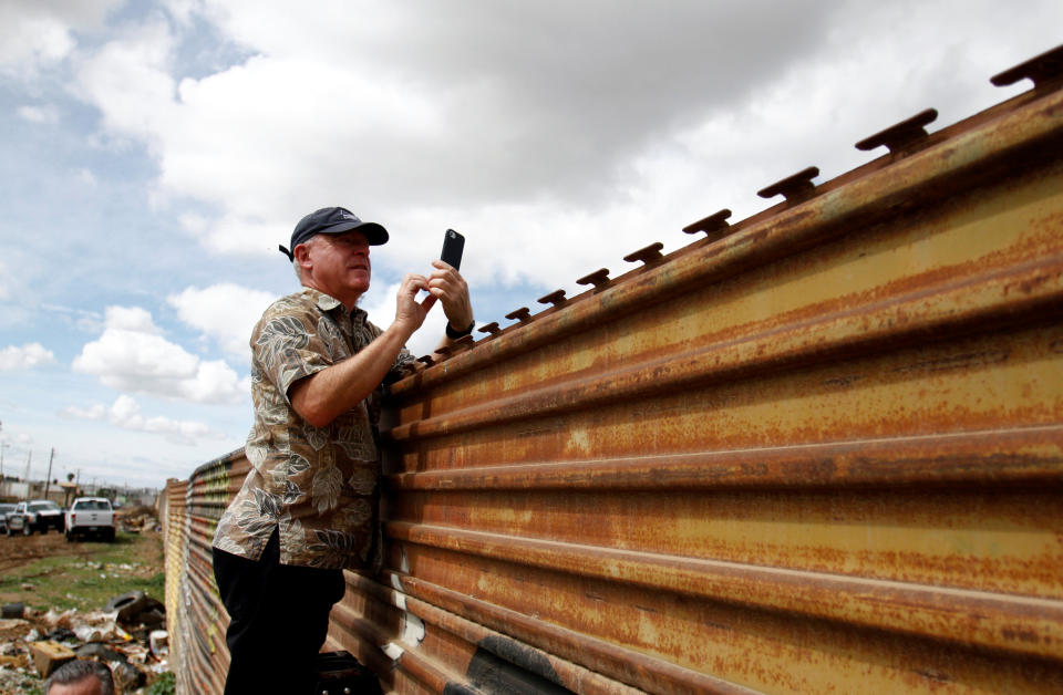 FOTOS: El 'muro', el nuevo atractivo turístico entre México y EEUU