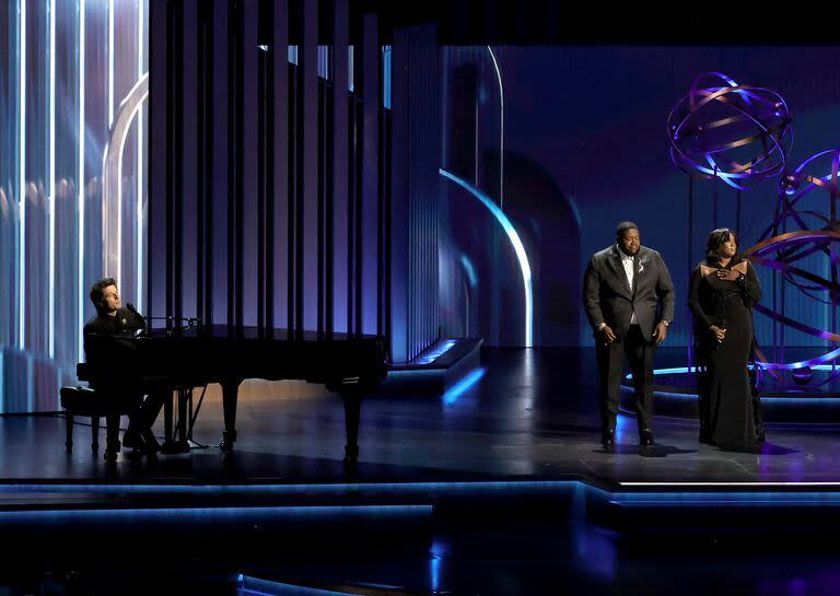 Charlie Puth, al piano, junto a Michael Trotter Jr. y Tanya Trotter, del dúo The War And Treaty, durante la puesta musical incluida en la gala