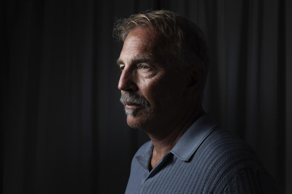 Kevin Costner posa para un retrato para promover la película "Horizon: An American Saga" en la 77a edición del Festival de Cine de Cannes en Francia el sábado 18 de mayo de 2024. (Foto Vianney Le Caer/Invision/AP)