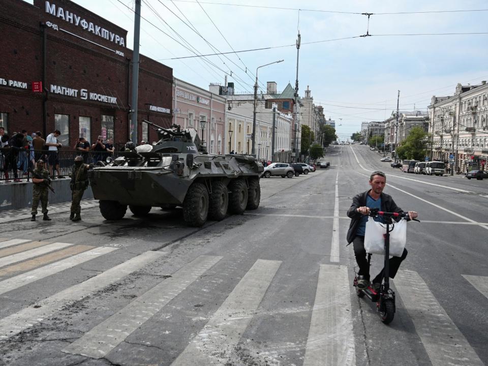 Бойцы специальной группы наемников «Вагнер» стоят рядом с бронетранспортером на улице в Ростове-на-Дону, Россия, 24 июня 2023 года.