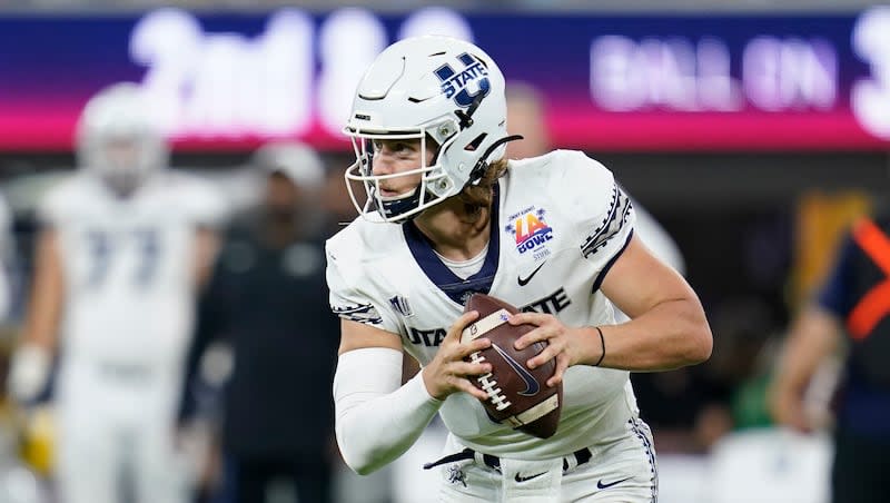 Utah State quarterback Cooper Legas (5) throws a pass during the LA Bowl NCAA college football game against Oregon State in Inglewood, Calif., Saturday, Dec. 18, 2021. Legas reportedly has entered the transfer portal.
