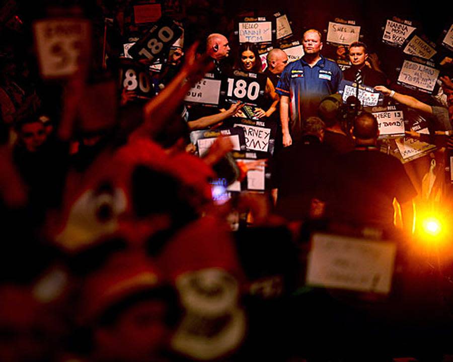 ... den Mann da hinten im Eck: Raymond van Barneveld. Der fünfmalige Weltmeister gegen den zweimaligen Weltmeister. Es riecht nach Weltklasse