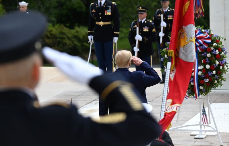 Foto del lunes del presidente Donald Trump frente a la Tumba del Soldado Desconocido en el Cementerio de Arlington, cerca de Washington