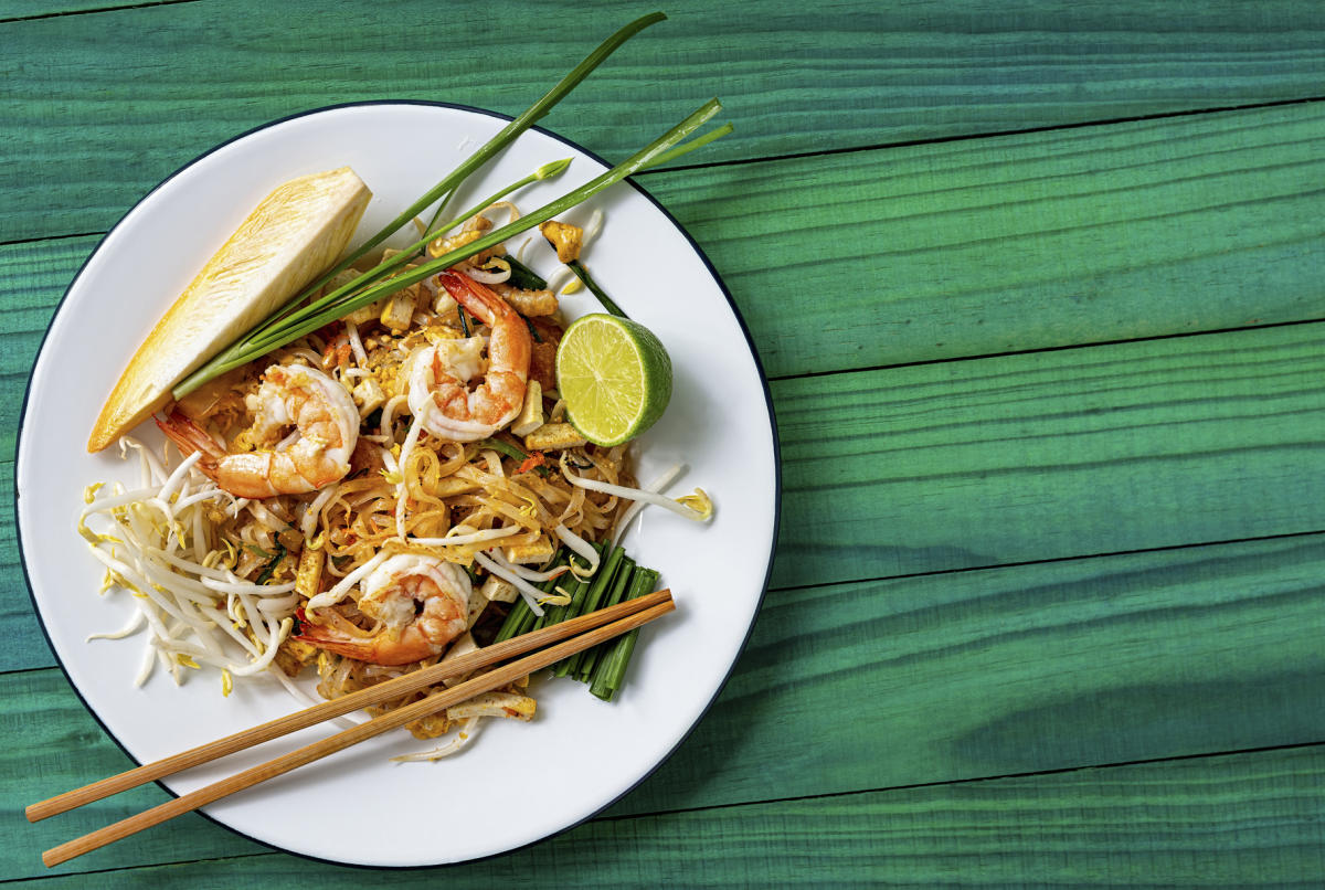 Cyril Lignac partage sa recette de pad thaï au poulet et crevettes