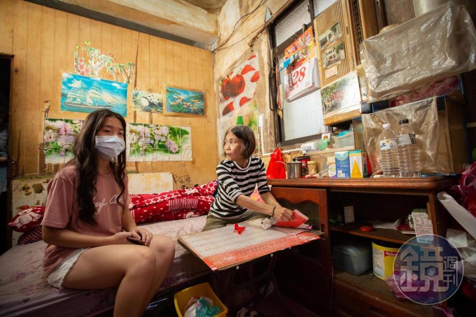 2樓最大的一間房，住了陳郭金英（右）和一對上高中的孫子女。雨季時，房間漏水嚴重，陳郭金英常失眠。