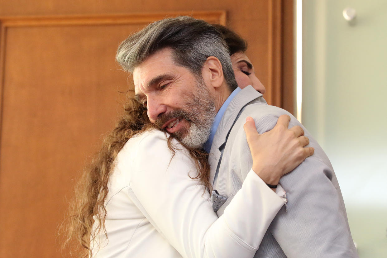 Ana Victoria abrazando a su padre Diego Verdaguer en un evento para reconocer su trayectoria artística en en México en el 2019. (Photo by Adrián Monroy/Medios y Media/Getty Images)