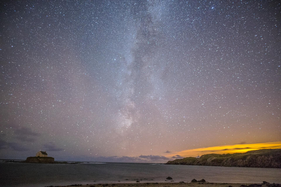 星夜(Photo Credit: benja79@pixabay.com, License CC0，圖片來源：https://pixabay.com/zh/photos/stars-sky-starry-sky-starry-night-5528077/)