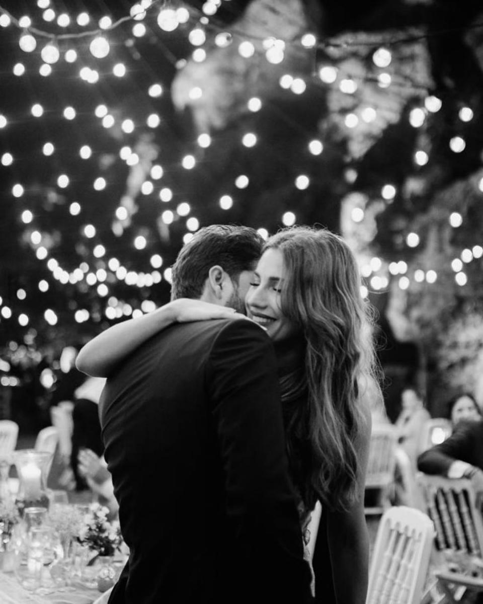 <p>Manuel Carrasco también nos enseñó una fotografía de la boda. En la imagen, Almudena había cambiado su vestido de novia por otro más cómodo. “Ya lo sabéis. Feliz”, escribía el cantante. (Foto: Instagram / <a rel="nofollow noopener" href="http://www.instagram.com/manuelcarrasco_/?hl=es" target="_blank" data-ylk="slk:@manuelcarrasco_;elm:context_link;itc:0;sec:content-canvas" class="link ">@manuelcarrasco_</a>). </p>