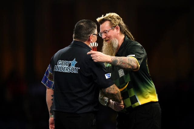 Gary Anderson (left) and Simon Whitlock 