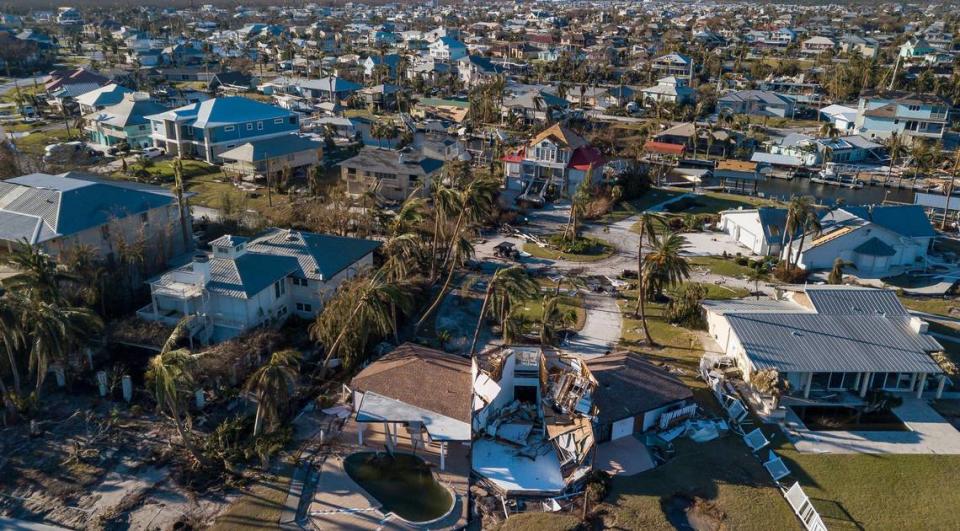 Una vista aérea de los daños causados por el huracán en el extremo sur de la ciudad de St. James, el viernes 30 de septiembre de 2022, en Pine Island, Florida. El huracán Ian tocó tierra en la costa del suroeste de la Florida como una tormenta de categoría 4 el miércoles por la tarde, dejando zonas afectadas con calles inundadas, árboles caídos y escombros dispersos.