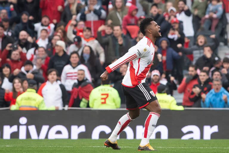 Borja festeja uno de sus goles de cara a la cabecera del Monumental