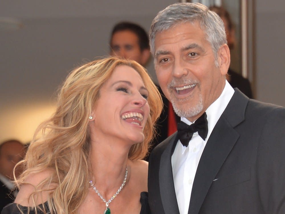 Nur gute Freunde: Julia Roberts und George Clooney auf dem roten Teppich. (Bild: Jaguar PS/Shutterstock)