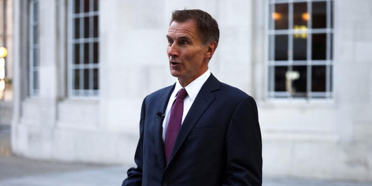 Hardgekozen nieuwe Britse minister van Financiën kondigt ‘moeilijke beslissingen’ aan