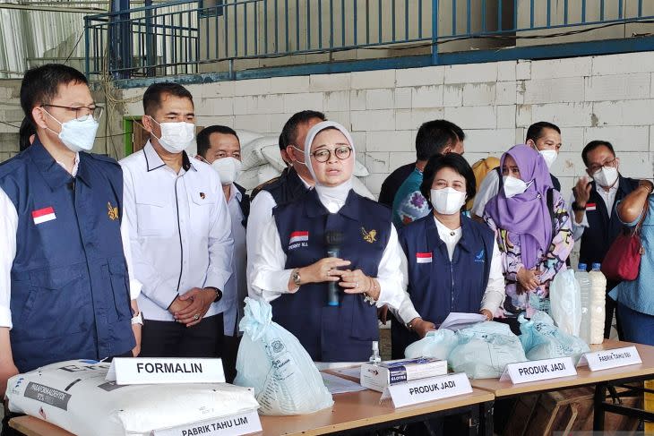 Kepala BPOM RI Penny K Lukito konferensi pers di pabrik tahu yang menggunakan bahan formalin di Desa Waru Kaum, Kecamatan Parung, Kabupaten Bogor, Jawa Barat, Jumat (10/6/2022). (ANTARA/M Fikri Setiawan)