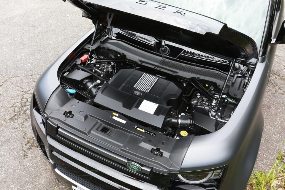 搭載JLR旗下成熟度極高的5.0L V8機械增壓引擎，最大輸出可達525hp/63.8kgm。