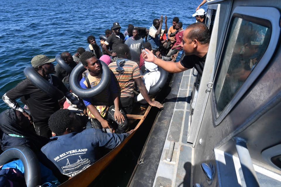 試圖逃往歐洲的非洲移民，從小船上轉移到突尼西亞海岸警衛隊的一艘船上。（法新社資料照）