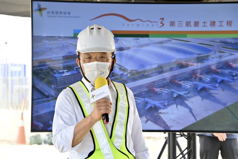 行政院長蘇貞昌11日視察「桃園國際機場第三航站區主體航廈土建工程」。（圖／行政院提供）