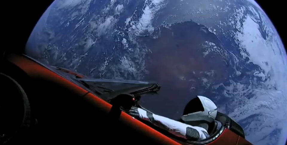 Tesla Roadster被喻為全世界速度最快的敞篷電動跑車，搭配SpaceX 火箭推進器，能體驗把車開到外太空的快感。（圖片來源：https://www.space.com/39612-spacex-starman-tesla-roadster-live-views.html）