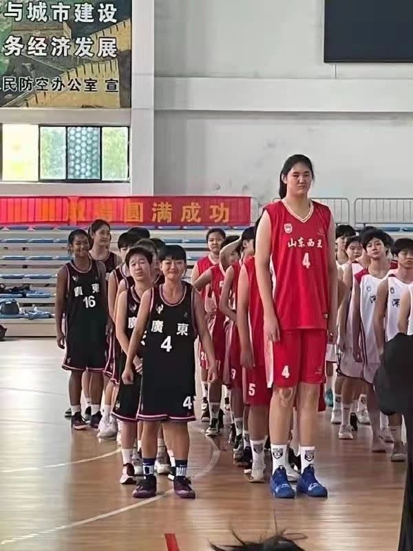 中國女孩張子宇年僅14歲就有226公分的驚人身高。（圖／翻攝自微博）