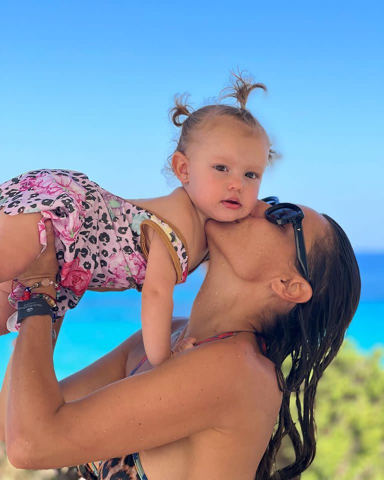 La modelo llenó de besos a su hija durante sus vacaciones (Foto: Instagram @pampitaoficial)