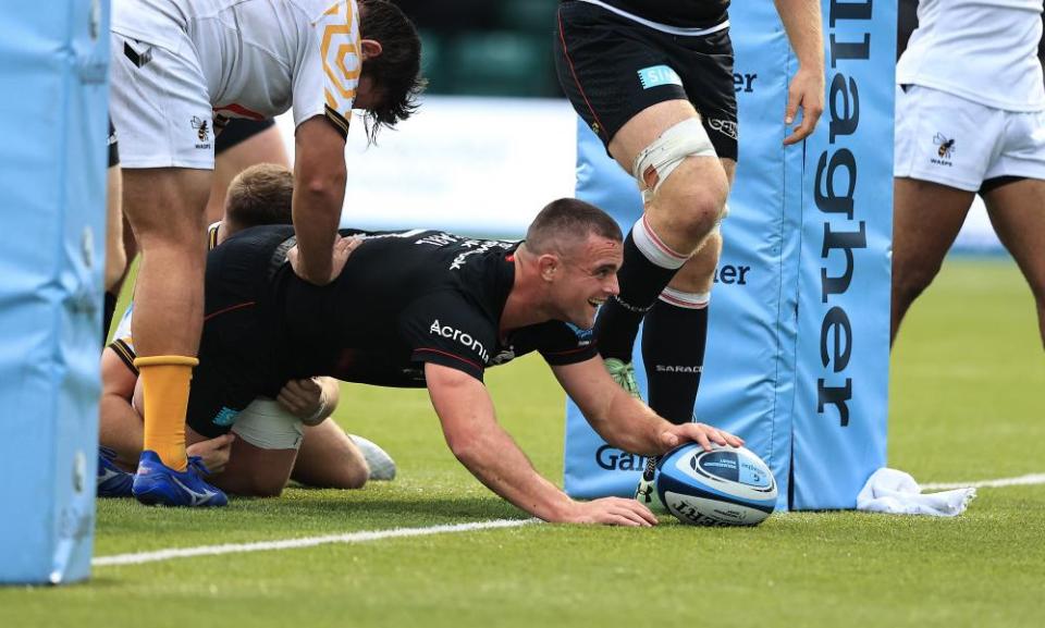 Ben Earl dives over for Saracens’ eighth try against Wasps.