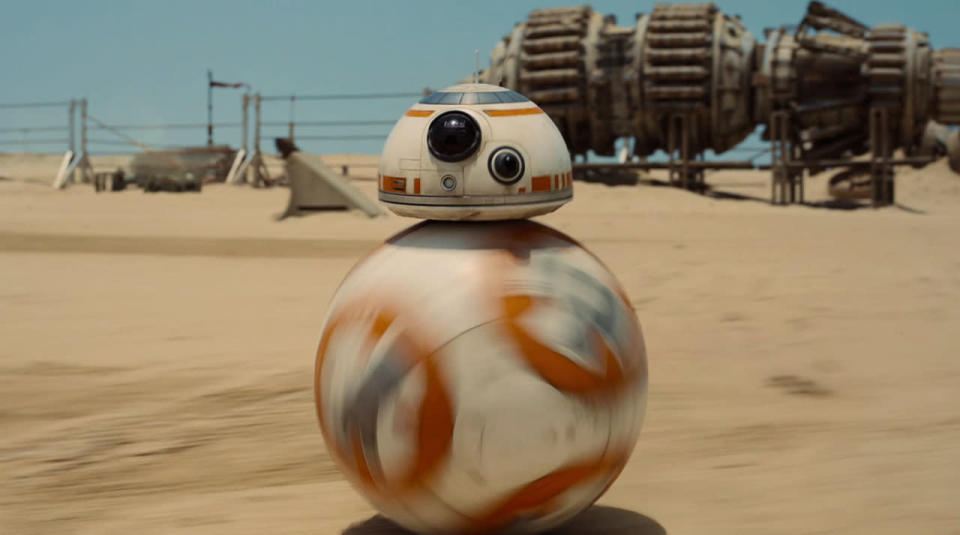 Mucho menos rebuscado es el nombre de BB-8, un personaje que está teniendo mucho tirón entre los fans de la saga. El ocho es porque el robot tiene la forma de este número y lo de BB, en cambio, viene por la onomatopeya que producen sus movimientos.