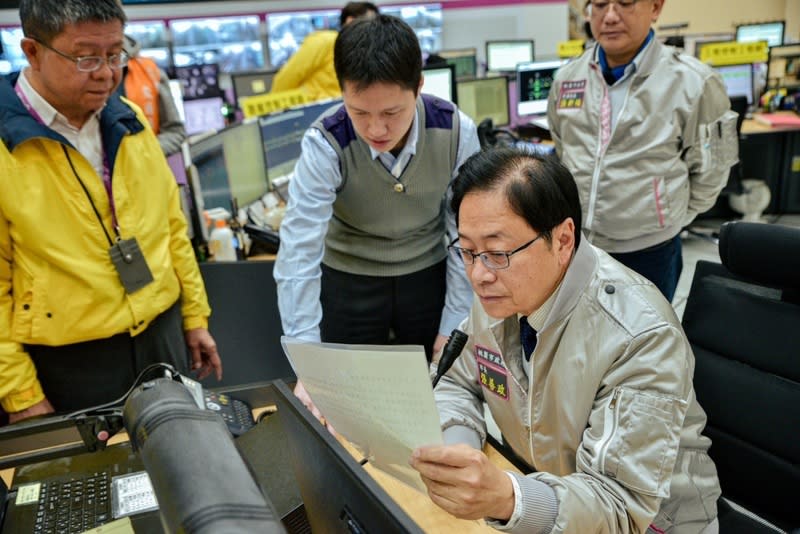 視察機捷疏運作業  張善政廣播拜年 農曆春節連假首日，桃園市長張善政（前右）8日前 往桃園大眾捷運公司視察，除了肯定疏運計畫，並透 過廣播系統與車上的乘客拜早年。 （桃園大眾捷運公司提供） 中央社記者吳睿騏桃園傳真  113年2月8日 