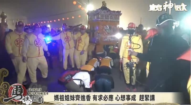 民眾鑽轎底祈求山邊媽祖賜福。（圖/寶島神很大）