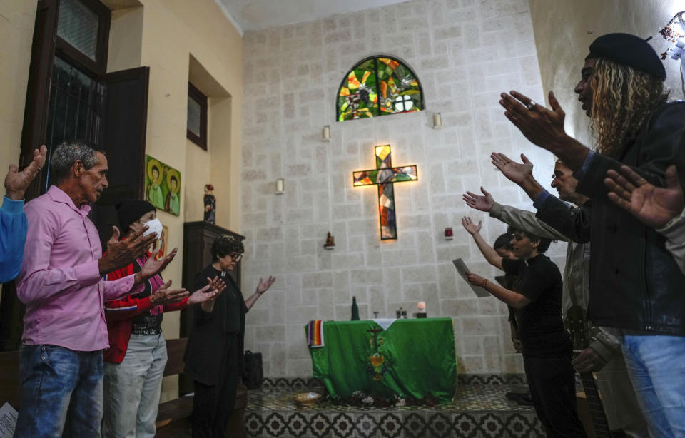 Parejas del mismo sexo realizan oración en la Iglesia de la Comunidad Metropolitana en Matanzas, Cuba, el viernes 2 de febrero de 2024. Cuba reprimió a los homosexuales después de la revolución de 1959 encabezada por Fidel Castro y envió a muchos a campos de trabajo. (AP Foto/Ramón Espinosa)