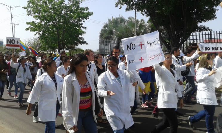 Protesta de médicos y estudiantes en Ciudad Bolívar, al día siguiente de la muerte de Augusto Puga. (Foto: Albor Rodríguez)