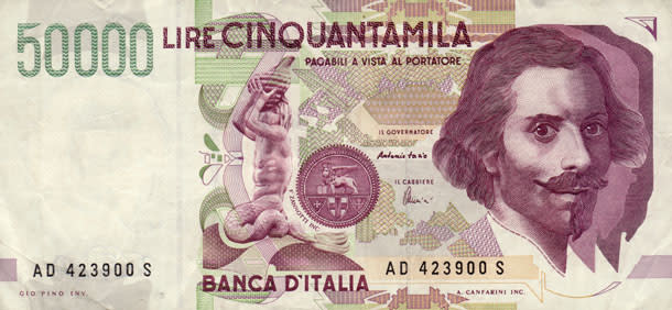 <p>L'emissione di biglietti da 50.000 lire avvenne tra<strong> 1967 e 1974</strong>, a seguito della decisione del Primo Ministro <strong>Aldo Moro</strong> e del ministro del Tesoro<strong> Emilio Colombo</strong>. Bisogna ricordare che, in quegli anni, il valore di 50.000 lire era pressoché equivalente alla <strong>metà dello stipendio medio di un operaio</strong>. Una seconda versione fu stampata tra 1977 e 1982, in seguito alla crisi petrolifera e inflazionistica, e uscì di corso il 1° dicembre 1986. Sul retro c'erano alcuni celebri monumenti, come il Pantheon e la Cappella dei Pazzi.</p> <p>Una <strong>terza serie</strong>, la più recente e probabilmente anche la più celebre, con in filigrana la testa di Bernini e il monogramma della Banca d'Italia, circolò a partire dal 1984 e uscì di corso nel 1996. Poiché l'inflazione non diminuiva, ma raggiunse un tasso del 20%, la somma di 50.000 lire del 1983 equivaleva in potere d'acquisto a 7.500 lire del 1967. Il governo di Bettino Craxi e del ministro del Tesoro Giovanni Goria decisero quindi di rinnovare tutte le banconote presenti nel Paese.</p> Nel 1992, poco prima dell'arrivo alla Banca d'Italia di Antonio Fazio, che sostituì Carlo Azeglio Ciampi nel 1993, si decise di modificare leggermente questa banconota. Il biglietto era molto simile al precedente. Eccolo nella foto.