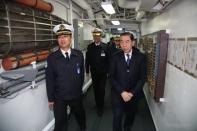 中華民國軍人之友社理事長李棟樑7日登上敦睦支隊西寧 軍艦，了解官兵實際生活情形。（軍聞社記者林澤廷攝）