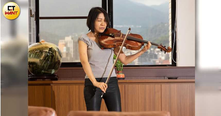 台北愛樂中提琴首席黃玲娟沒事就在義演，包括癌症病人、八仙塵暴受害人、921受災戶都是她的聽眾，她盼用音樂撫慰所有傷者。（圖／張文玠攝）