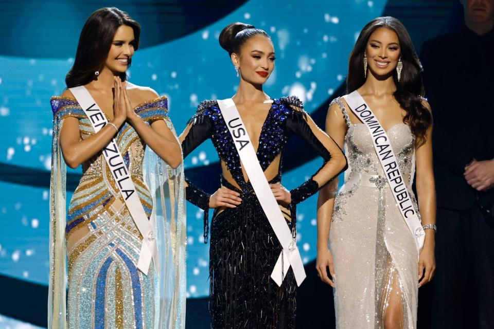 NEW ORLEANS, LOUISIANA - JANUARY 14: Miss Venezuela Amanda Dudamel Miss USA R'bonney Gabriel and Miss Dominican Republic Andreína Martínez speak during The 71st Miss Universe Competition at New Orleans Morial Convention Center on January 14, 2023 in New Orleans, Louisiana. (Photo by Jason Kempin/Getty Images)