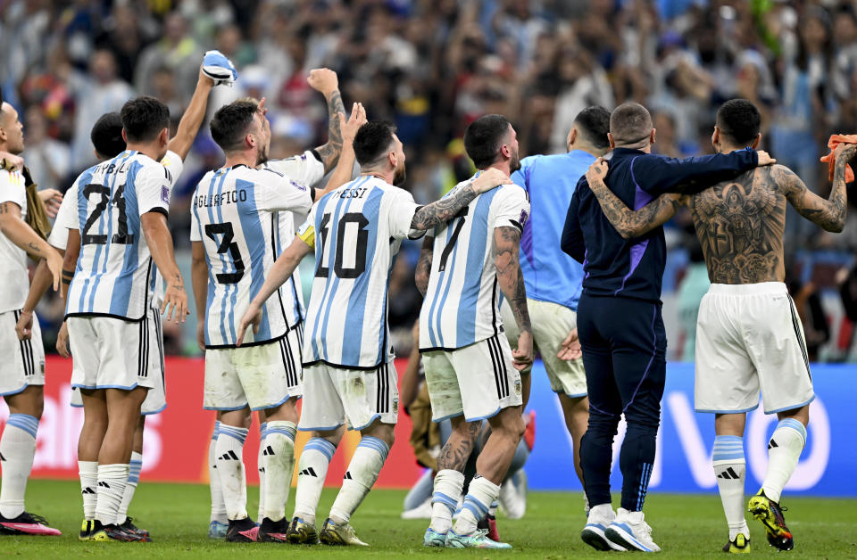 Jugadores de la selección de Argentina celebran su vitoria en la semifinal contra Croacia de la Copa Mundial Qatar 2022. Foto: Getty Images
