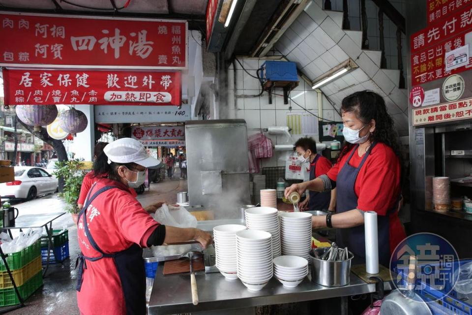 知名老店阿桐阿寶四神湯發跡於台北大同區，店內有許多工作超過20年的阿姨級員工。