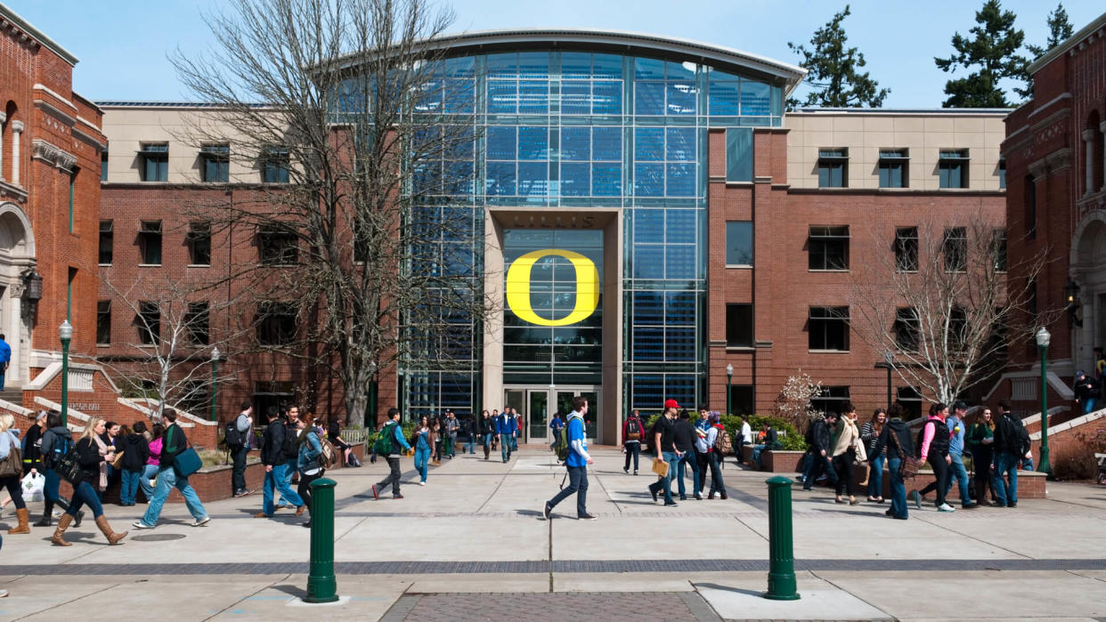 Building Exterior, Built Structure, Campus, College Student, EUGENE, Education, Large Group Of People, Men, Oregon, Outdoors, People, UNIVERSITY, University of Oregon, Young Adult, student, walking, women