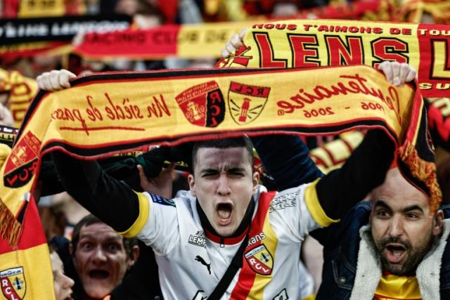 Los hinchas del Lens antes del partido de la liga francesa L1 que su equipo ganó 2-1 al visitante Reims el 12 de mayo de 2023.