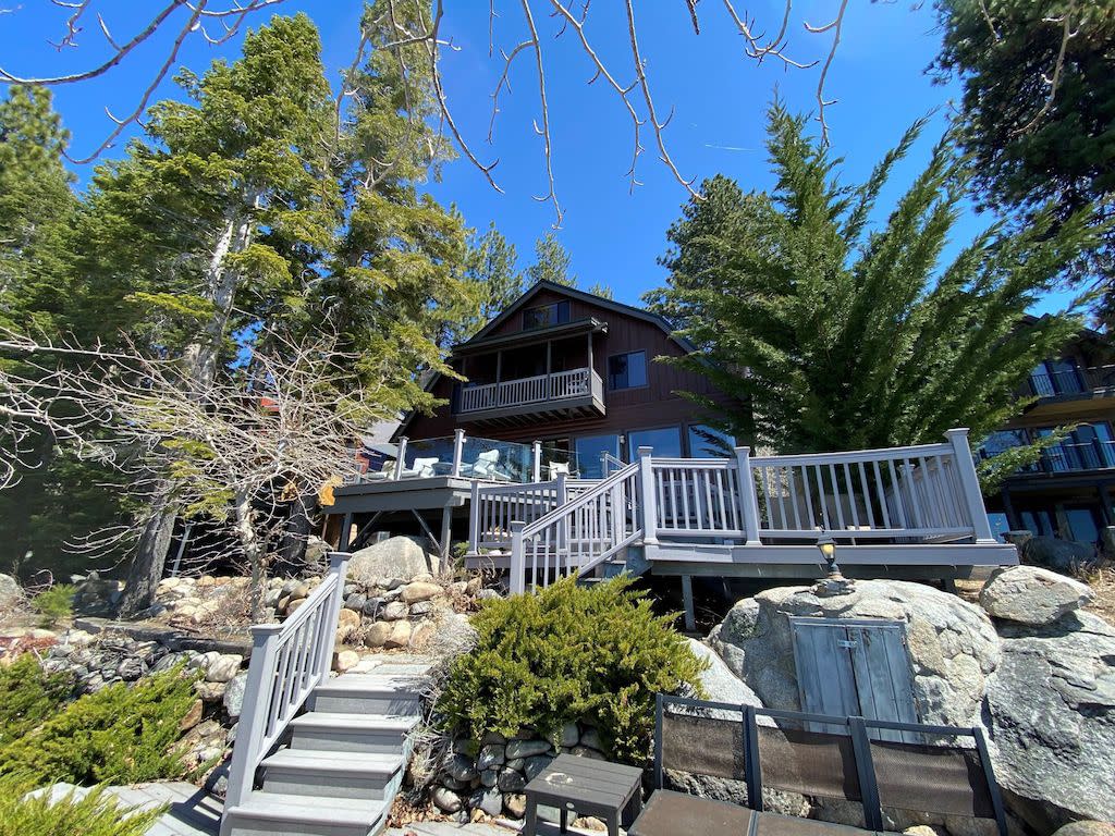 Lakefront Cabin with a Hot Tub