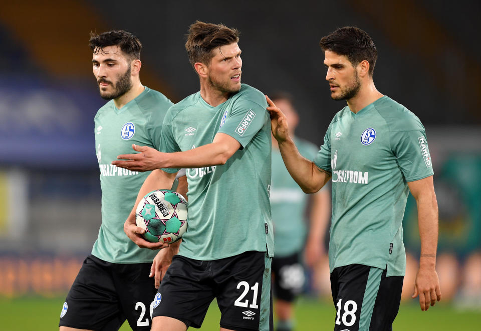 Klaas-Jan Huntelaar (M.)  und Sead Kolasinac (l.) müssen Schalke 04 verlassen. (Bild: Getty Images)